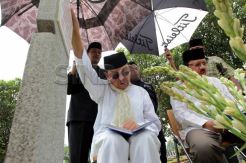 Foke ziarah makam Ainun Habibie