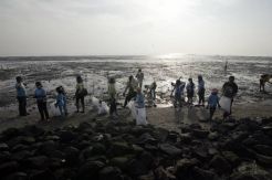 2500 pelajar bersihkan sampah di Pantai Kenjeran
