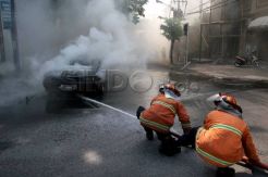 Toyota Corona habis terbakar saat melaju