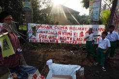 Warga blokir jalan rusak di Depok