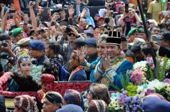 Pernikahan Agung, ribuan warga padati jalur kirab