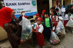 Siswa SD menabung sampah