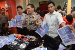 Petugas gerebek pesta tarian bugil di Surabaya