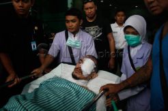 Vokalis Saint Loco Barry Manoch disiram air keras