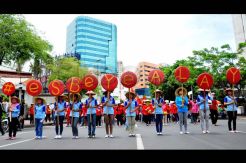 Demo buruh di Surabaya bawa nampan bertuliskan eSBeYeALAY