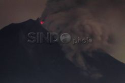 Lava pijar keluar dari kawah Sinabung