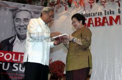 Buku Sabam Sirait, Politik Itu Suci