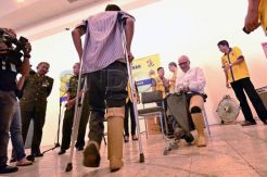 Bantuan kaki palsu di Hari Pahlawan