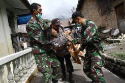 Personel TNI bantu warga mengungsi di Sinabung