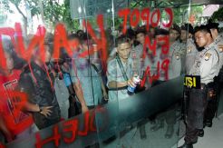 Mahasiswa segel Kantor PLN Makassar