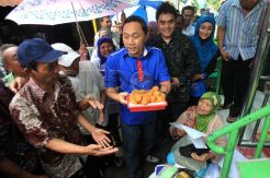 Menhut cicipi kue gemblong di Kramat Raya