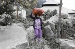 Abu vulkanik Sinabung selimuti wilayah Karo