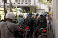 Serobot hak pejalan kaki