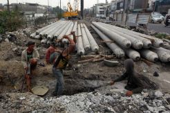 Perbaikan jalan Jembatan Dua