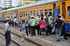 Razia pedagang asongan di stasiun KA Jebres