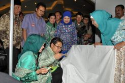 Menakertrans membatik seusai meresmikan Gerakan Penanggulangan Pengangguran Nasional
