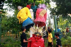 Pengamen ondel-ondel lompati pagar Monas