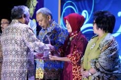 Guru suku Anak Dalam terima penghargaan APP 2013