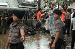 Dua Sepeda Motor terbakar akibat kecelakaan KRL