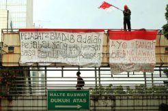 Aksi tunggal Hari Antikorupsi di Jembatan penyebrangan Dukuh Atas
