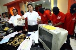 Petugas amakan sindikat pemalsu dokumen