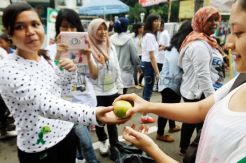 Tukar sampah dengan apel