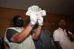 Barang bukti uang dollar suap jaksa praya NTB ditunjukkan KPK