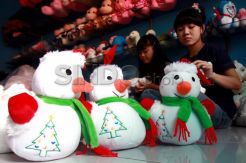 Pesanan Boneka Natal meningkat