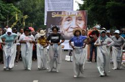 Balap karung perayaan Hari Ibu di Solo