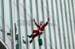 Aksi Sinterklas sambut Natal di Surabaya