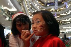 Face painting Nuansa Natal di Plaza Surabaya