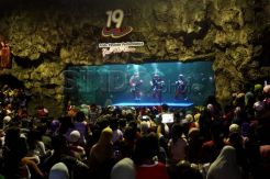 Sinterklas hibur pengunjung di Seaworld Ancol