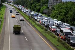 Antrean panjang kendaraan di Gerbang Tol Pasteur Bandung