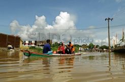 Ojek perahu musim penghujan