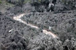 Hujan abu vulkanik Sinabung, jarak pandang terbatas 5 meter