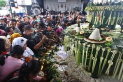 Warga hadiri Dahar Sego Gurih di Alun-alun Utara Keraton