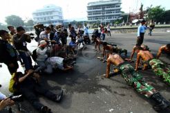 Beramai-ramai memotret personel TNI