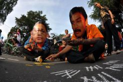 Anas dan Andi main kartu di Solo