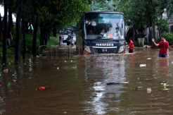 Diguyur hujan, jalan di Jakarta tergenang