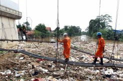 Ciliwung meluap, kabel listrik dinaikkan di Kalibata