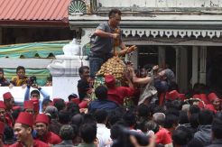 Ribuan warga berebut berkah gunungan Grebeg Maulud