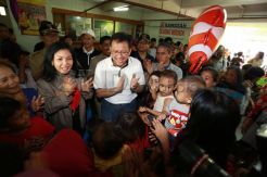 Ketua DPD Irman Gusman hibur anak-anak korban banjir