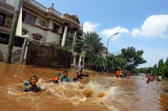 Bermain air banjir di pemukiman Green Garden