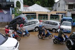Mobil-mobil bertumpukan pasca banjir Manado