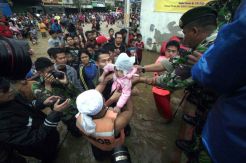 Evakuasi balita korban banjir Kampung Pulo