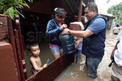 Bantuan air bersih korban banjir