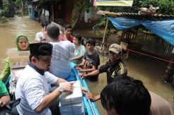 Ketua PWNU DKI salurkan bantuan korban banjir