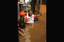 Kunjungi warga, Wiranto terobos banjir Kampung Melayu