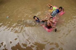 Bermain air banjir di Bidaracina Jatinegara