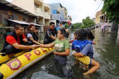 Chris John bersama HIPMI Peduli kunjungi korban banjir